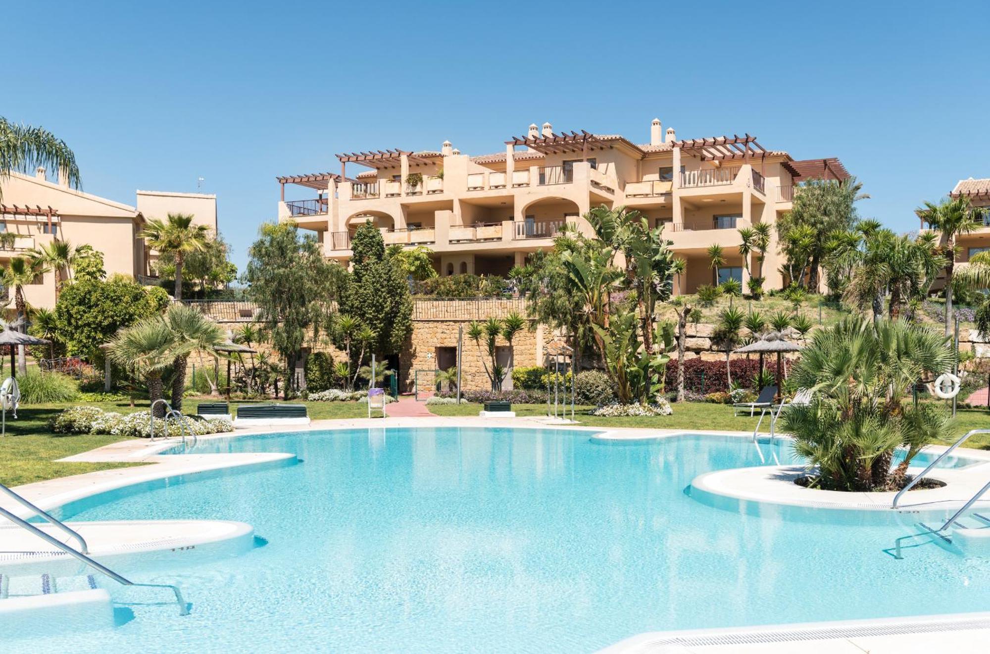 Large 3-Bedroom Nestled In Golf Paradise Estepona Exteriér fotografie