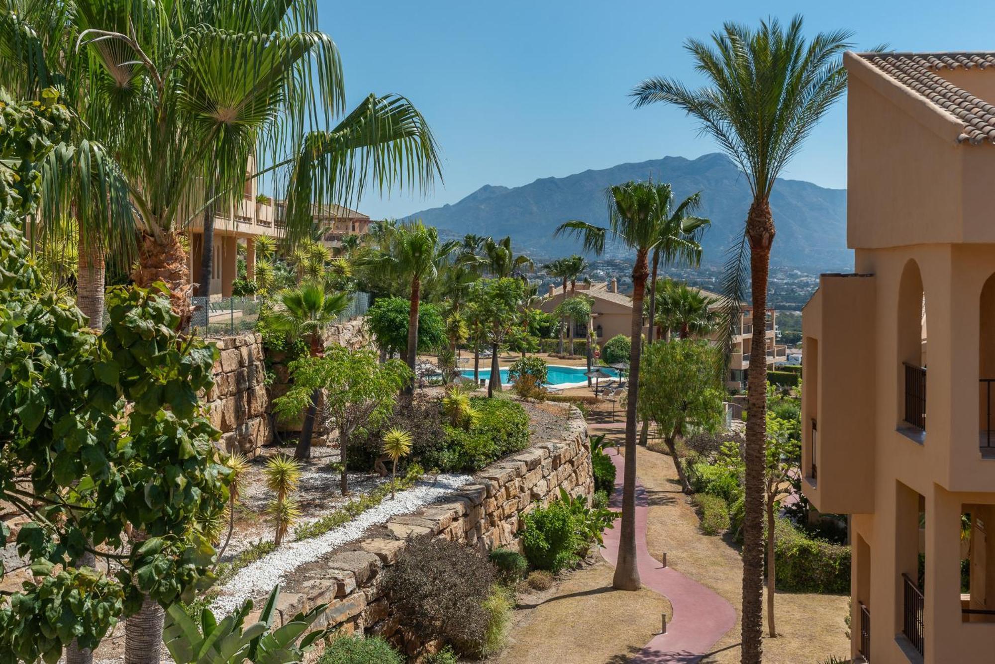 Large 3-Bedroom Nestled In Golf Paradise Estepona Exteriér fotografie